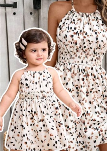 Vestidos madre e hija estampados en tonos tierra y negro sobre fondo neutro, destacando el diseño artesanal y la conexión familiar